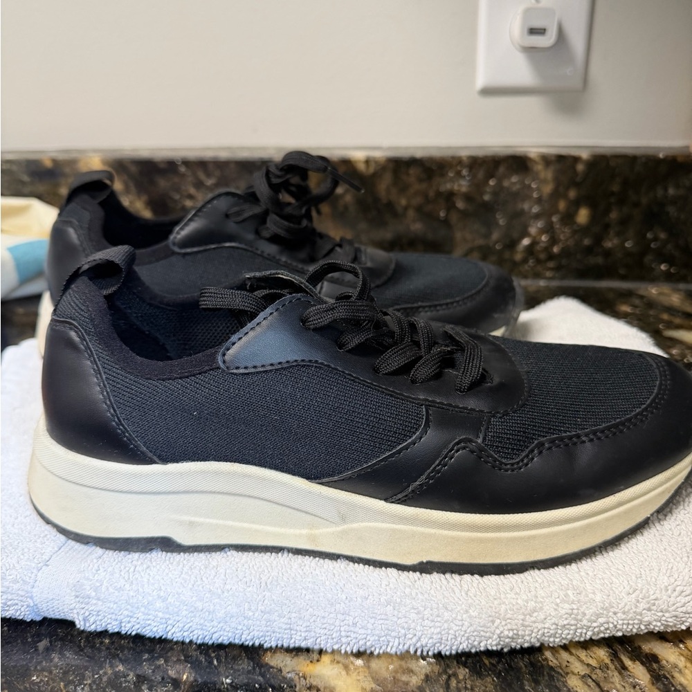 Banana Republic Black and Cream Sneakers - Picture 2 of 6
